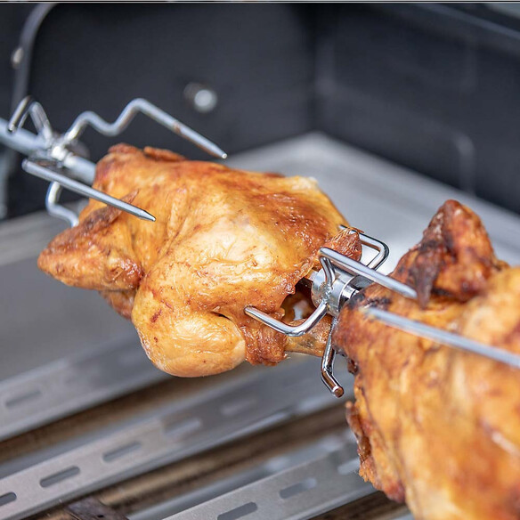 Broche en acier émaillé Campingaz avec poulet rôti