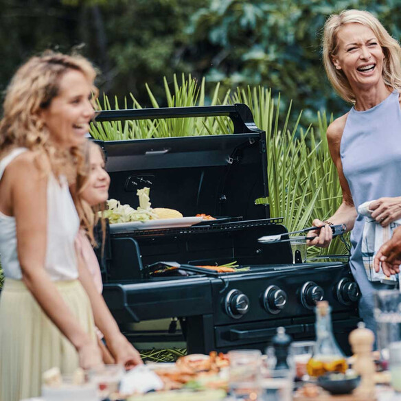 barbecue gaz Onyx Premium 4S Campingaz ambiance amis couvercle ouvert barbecue gaz Onyx Premium 4S Campingaz ambiance amis couvercle ouvert