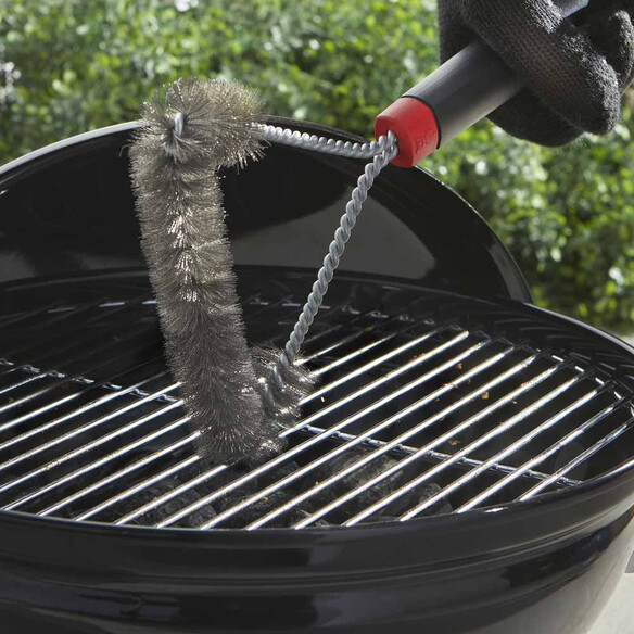 Brosse de nettoyage en bambou pour grille de barbecue de chez WEBER -  Latour Mobilier de Jardin