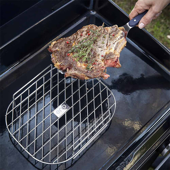 Dépôt de la viande pour cuisson sur Grille inox pour plancha ENO