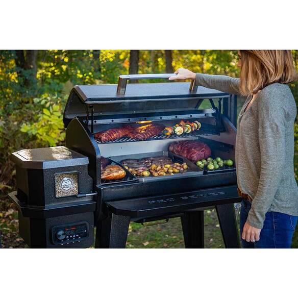 Barbecue Pellet Pro Series 1600 couvercle ouvert cuisson sur 3 niveaux Barbecue Pellet Pro Series 1600 couvercle ouvert cuisson sur 3 niveaux