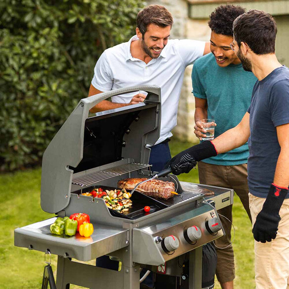 Cuisson avec couvercle ouvert Spirit II E-310 Noir + plancha émaillée