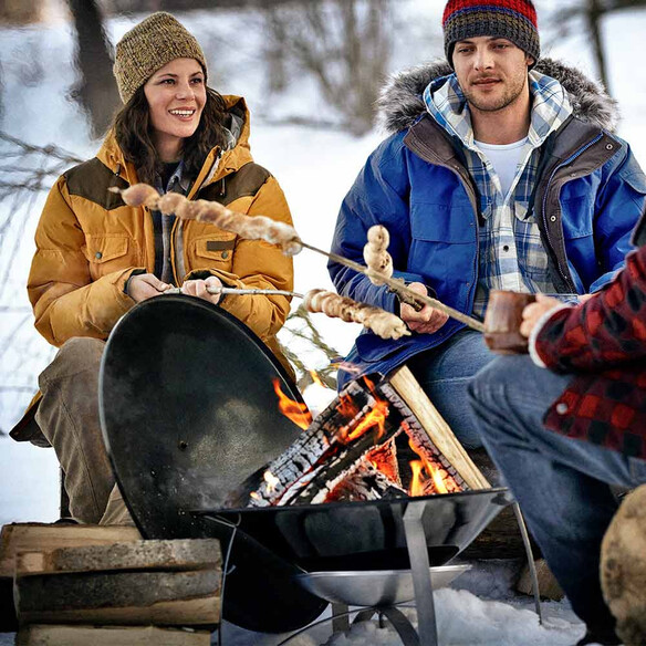 Un brasero cheminée utilisé pendant l'hiver - Weber. Un brasero cheminée utilisé pendant l'hiver - Weber.