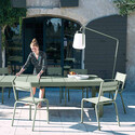 Lampe sur pied déporté Fermob avec table et chaises de jardin Cactus