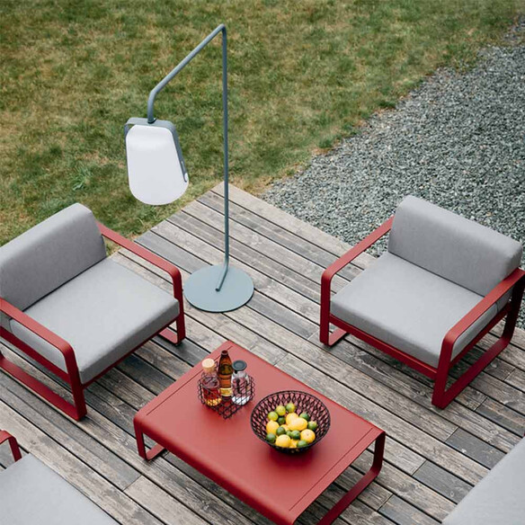 Lampe Balad sur pied déporté installée sur une terrasse - Fermob