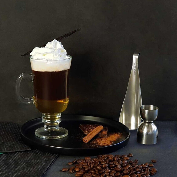 Irish Coffee servi dans une tasse du kit