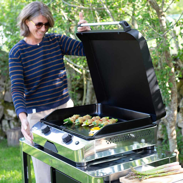 Plancha Fusion 60 en fonte émaillée et châssis inox avec capot ouvert