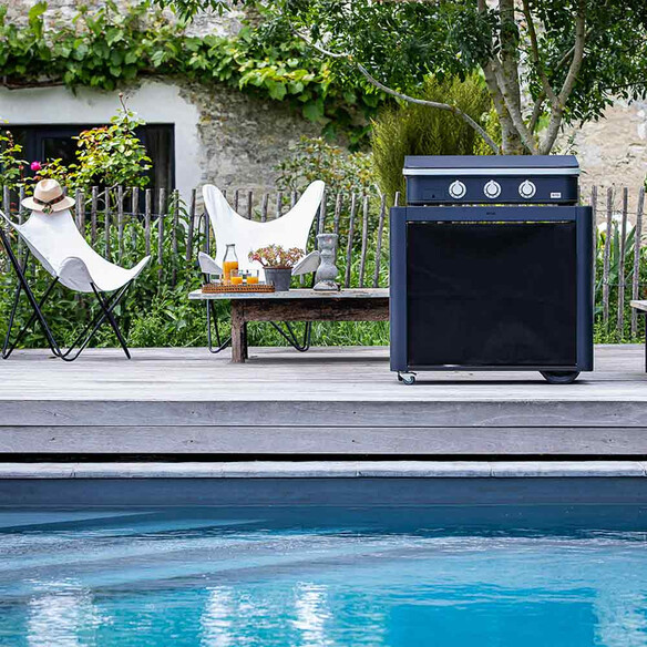 Plancha sur desserte Achille installée proche de la piscine