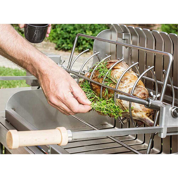 Cuisson verticale au tournebroche dans le barbecue Irissarry Le Marquier