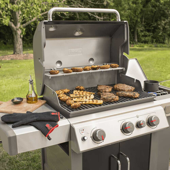 Cuisson sur le barbecue Genesis II EP 335 Weber