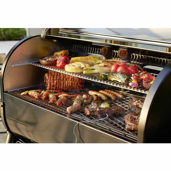 Cuisson à l'intérieur du Barbecue Smokefire EPX6 Weber