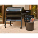 Barbecue Smokefire EPX6 Weber sur terrasse avec couvercle fermé