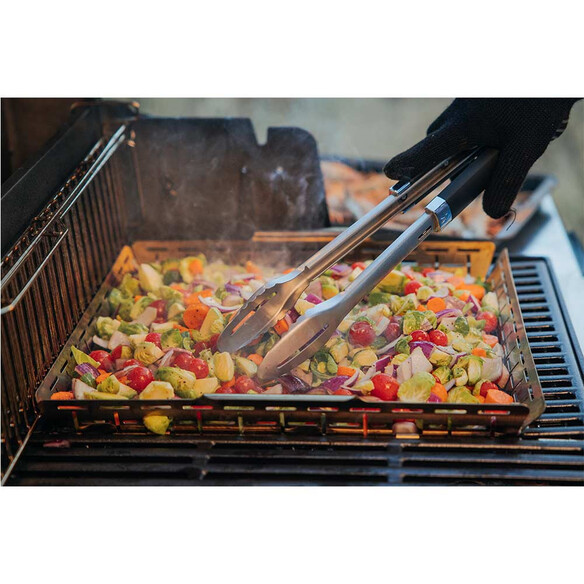 Panier à légumes Crafted Weber installé sur un barbecue