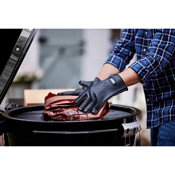 Saisie de la préparation sur barbecue avec les gants en silicone Weber