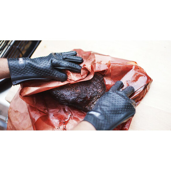 Préparation de la viande dans le papier boucher avec les gants en silicone Weber