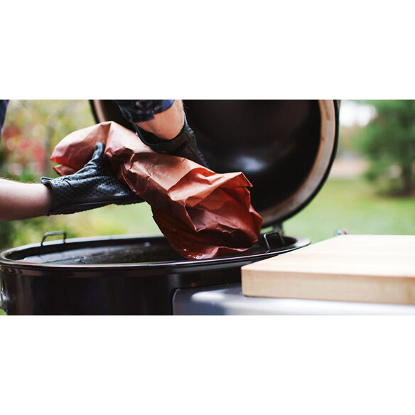 Installation de la préparation dans le barbecue avec les gants en silicone Weber