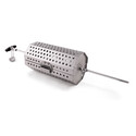 Panier en inox fermé fixé sur le tournebroche Broil King