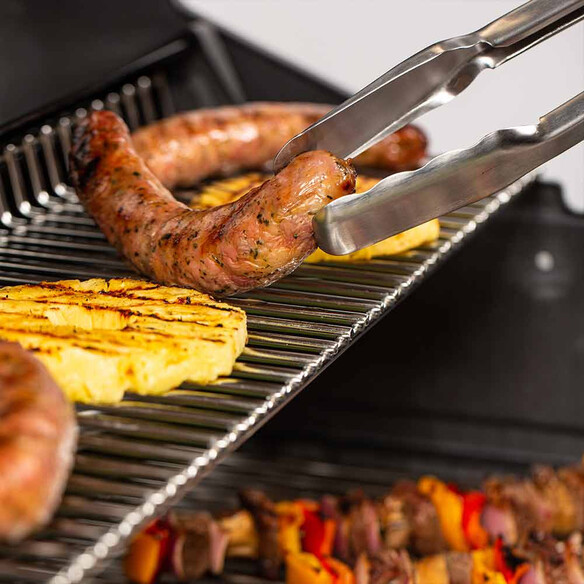 Cuisson sur la grille d'attente du Regal S 490 IR Broil King