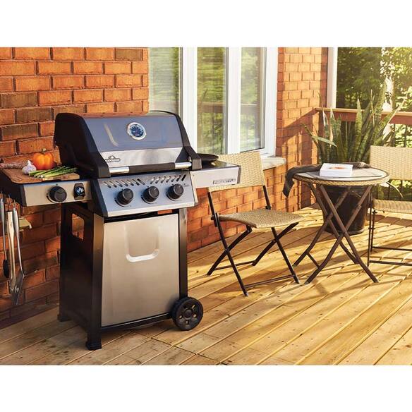 Barbecue Freestyle 365 sur une terrasse en bois