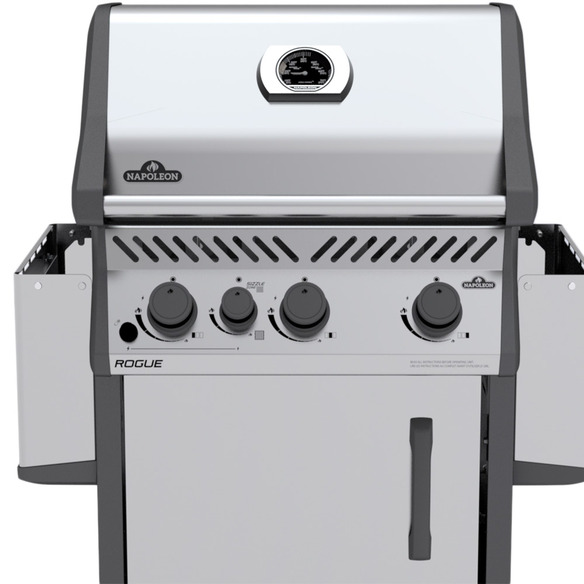 Zoom sur le barbecue Rogue XT 425 tablettes repliées