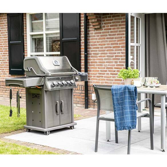 Barbecue gaz Rogue SE 425 inox - ambiance terrasse