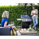 Barbecue Rogue SE 525 noir fermé ambiance jardin