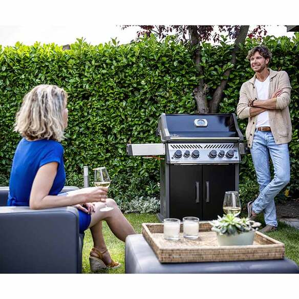 Barbecue Rogue SE 525 noir fermé ambiance jardin