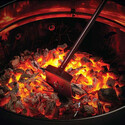 Utilisation du râteau dans les braises chaude du barbecue - Napoleon
