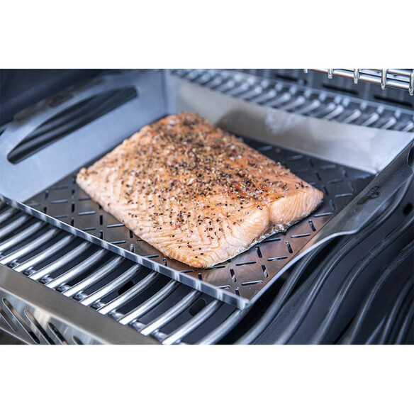 Morceau de poisson installé dans le plateau de cuisson en inox - Napoleon