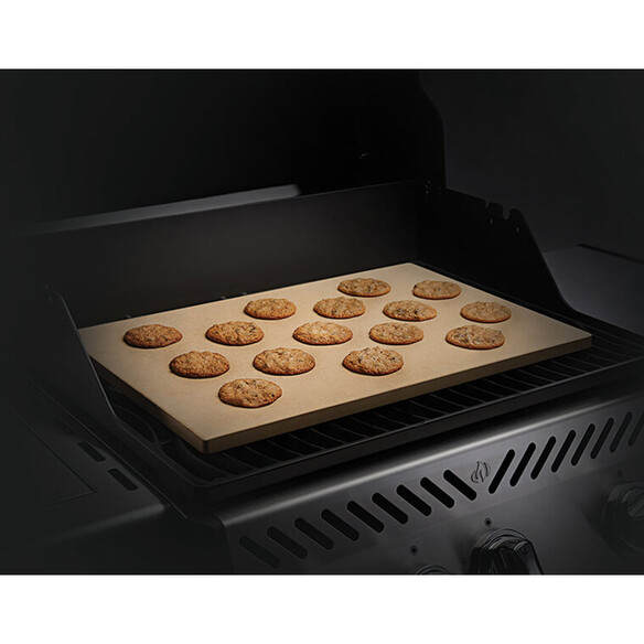 Cuisson de cookies sur la pierre à pizza rectangulaire Napoleon