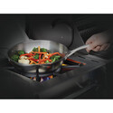 Cuisson de légumes dans le wok sur réchaud latéral - Napoleon