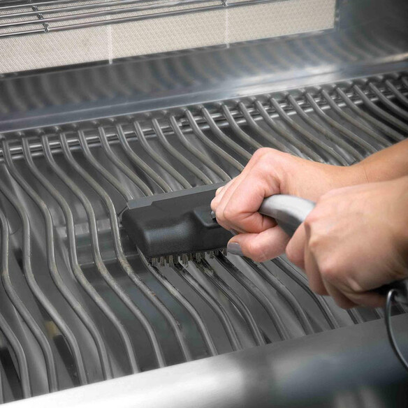 Utilisation de la brosse de nettoyage PRO sur des grilles en inox - Napoleon