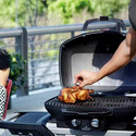Barbecue sur chariot Napoléon Travel Q Pro 285X à gaz cuisson poulet