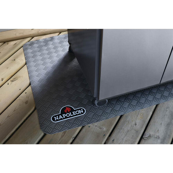 Tapis de protection Napoleon installé sous un barbecue