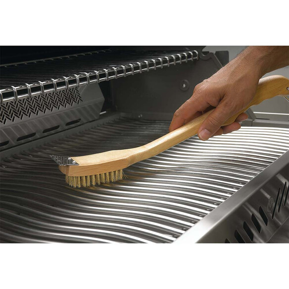 Nettoyage d'une grille de barbecue avec la brosse Napoleon en bois et laiton