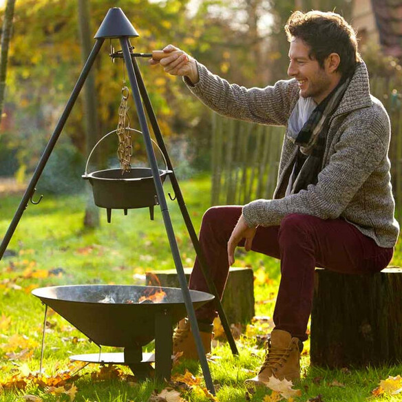 Cocotte en fonte 0,7L Barbecook sur trépied ambiance