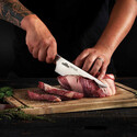 Utilisation du couteau de chef PRO pour la découpe d'un morceau de viande