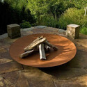 Brasero corten Nordic Flame posé sur une terrasse en pierre