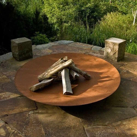 Brasero corten Nordic Flame posé sur une terrasse en pierre Brasero corten Nordic Flame posé sur une terrasse en pierre
