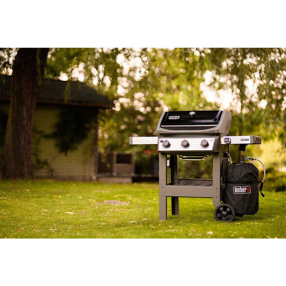 Spirit II E-310 Noir + plancha émaillée dans le jardin en extérieur Spirit II E-310 Noir + plancha émaillée dans le jardin en extérieur