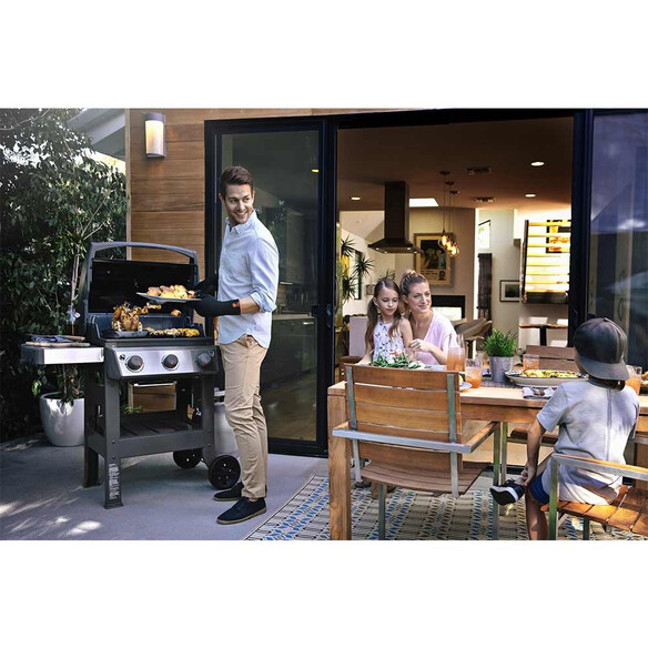 Spirit II E-310 Noir + plancha émaillée sur une terrasse avec couvercle ouvert Spirit II E-310 Noir + plancha émaillée sur une terrasse avec couvercle ouvert