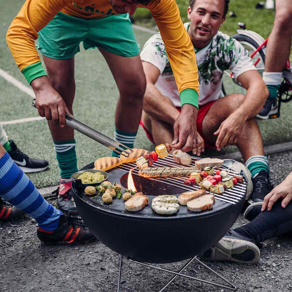 Cuisson sur le Brasero Hofats Bowl barbecue bas avec moitié grille et moitié plancha