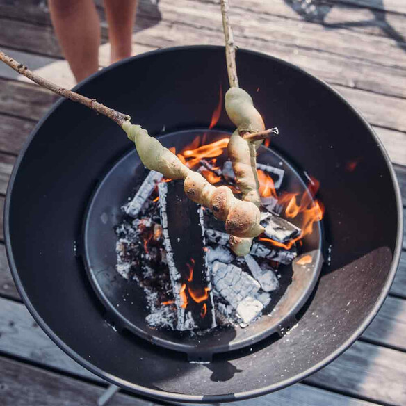 Cuisson de chamallows au-dessus du Brasero Hofats Bowl barbecue avec vue sur le fond de la cuve