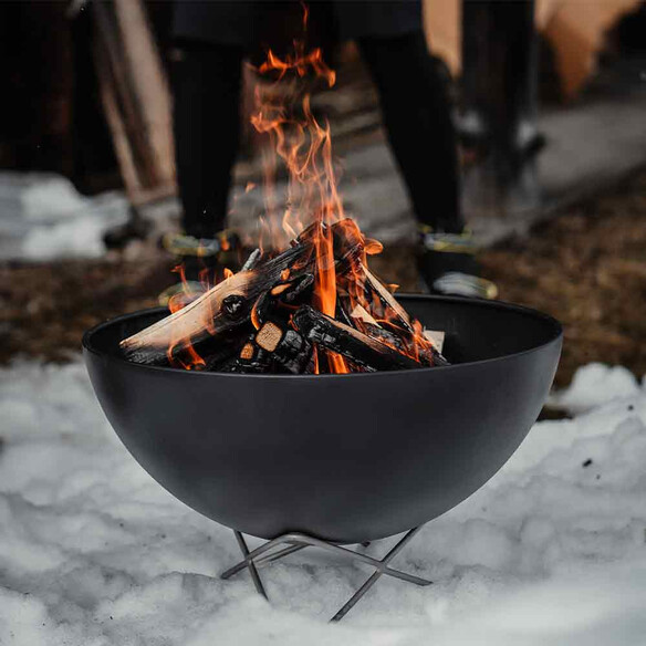 Brasero Hofats Bowl barbecue bas enflammé et installé dans la neige