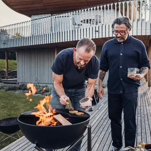 Cuisson de pancakes sur la plancha du Brasero Hofats Bowl barbecue haut