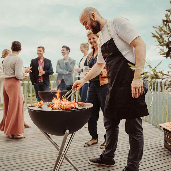 Saisie sur grille et plancha installée sur le Brasero Hofats Bowl barbecue haut