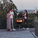 Installation du Brasero Hofats Bowl barbecue haut sur un rooftop