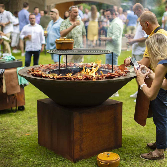 Nombreuses cuissons sur le brasero corten OFYR XL lors d'un événement