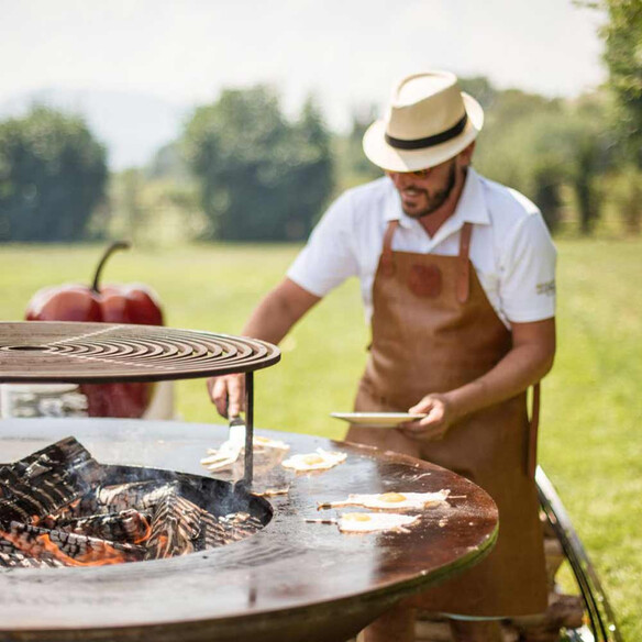 Cuisson d'oeufs au plat sur le brasero plancha OFYR XL