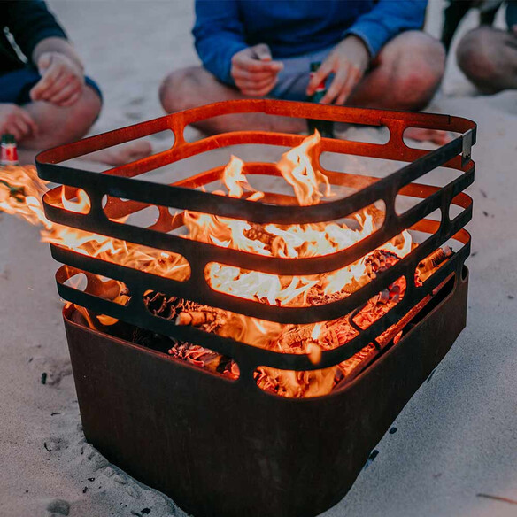 Flammes dans le Brasero corten Cube Höfats